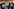 Vier Personen halten Schilder mit Fotos.