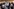 Vier Personen halten Schilder mit Fotos.