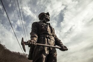 Denkmal eines Kohlearbeiters aus der Froschperspektive