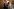 Mark Kerr (Dwayne Johnson) und Dawn Staples (Emily Blunt) umarmen sich vor der Waschmaschine