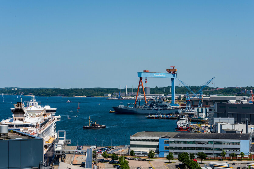 Man sieht die Thyssen-Krupp-Werft im Hafen von Kiel
