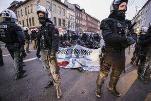 Bundespolizisten stehen vor einer Sitzblockade gegen eine rechtsextreme Demo in Aachen