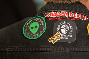 Jacke mit Aufnähern