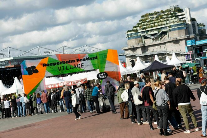 ine Menschenschlange bildet sich neben dem Eingang zum 20. Reeperbahn-Festival - im Hintergrund der begrünte Bunker