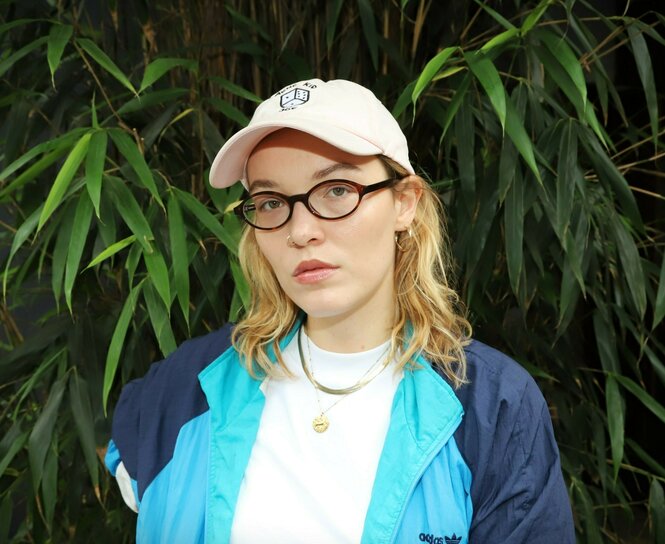 Porträt von Rike van Kleef mit heller Basecap