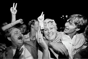 Berliner jubeln vor 35 Jahren über den Mauerfall.