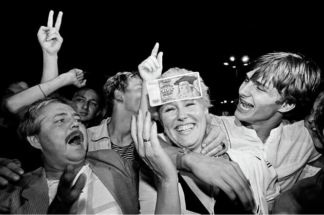 Berliner jubeln vor 35 Jahren über den Mauerfall.