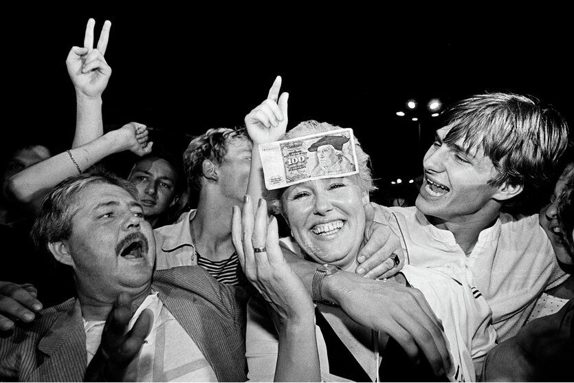 Berliner jubeln vor 35 Jahren über den Mauerfall.