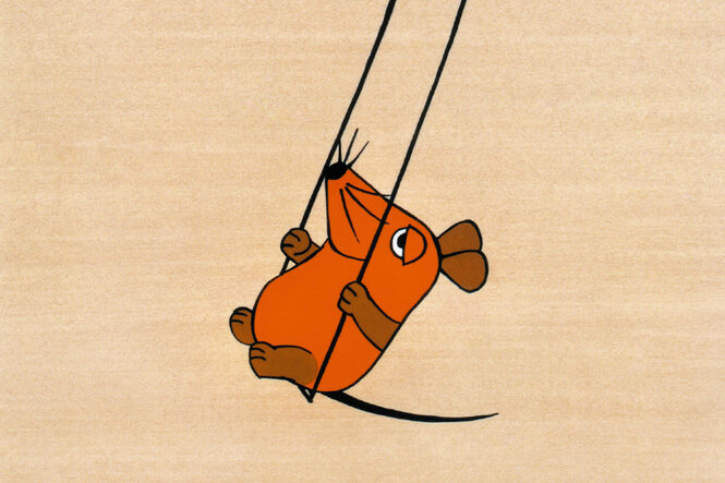Eine Illustration einer Maus, die auf einer Schaukel sitzt und schaukelt