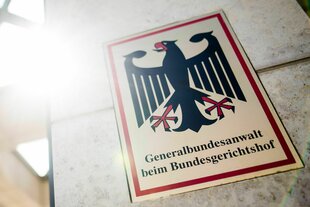 Generalbundesanwalt beim Bundesgerichtshof» steht auf einem Schild am Eingang zum Gebäude der Bundesanwaltschaft