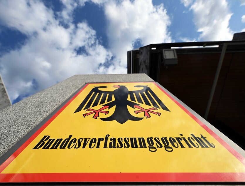 Ein Hinweisschild mit Bundesadler und dem Schriftzug Bundesverfassungsgericht, aufgenommen vor dem Gericht.