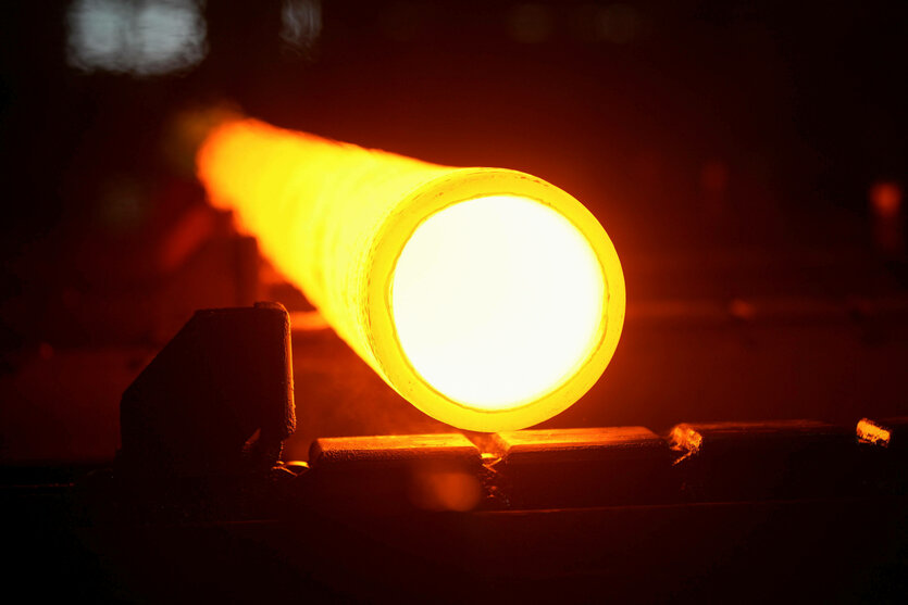Ein Stahlrohr wird in der Wärmebehandlungsanlage der Zhejiang Minghe Steel Pipe Co., Ltd, China, gebrannt