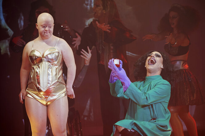 Rocky und Frank N. Furter in Fummeln auf der Bühne