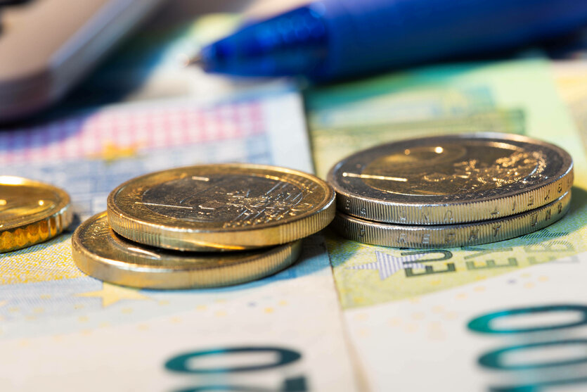 Nahaufnahme von Eurobanknoten und Euromünzen