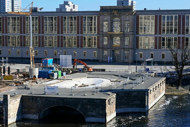 Blick auf Humboldt Forum mit Baustelle der Einheitswippe