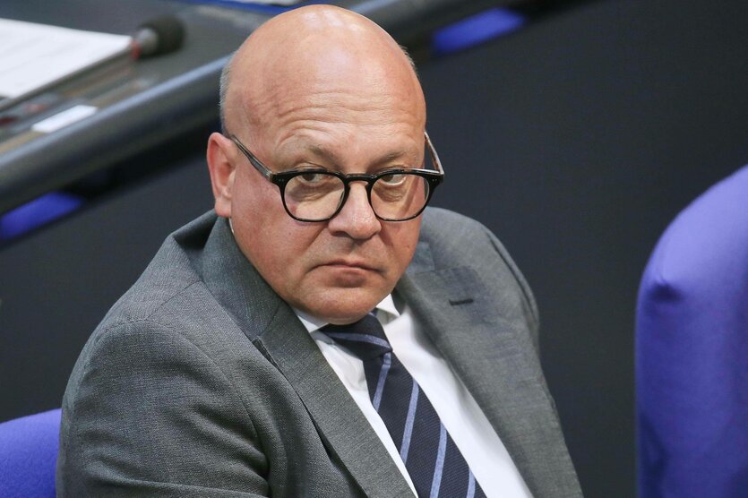 Ein Mann schaut grimmig