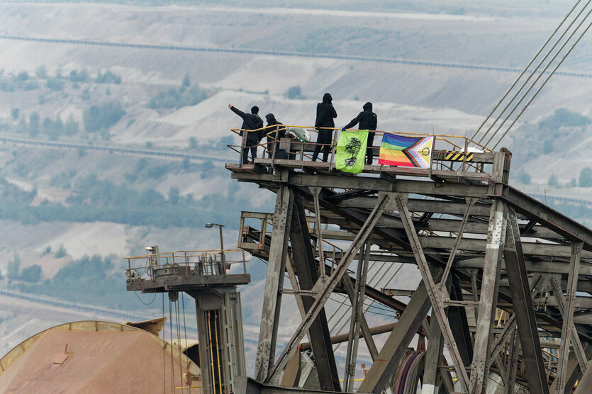 Aktivisten besetzen einen Kohlebagger im Tagebau Hambach