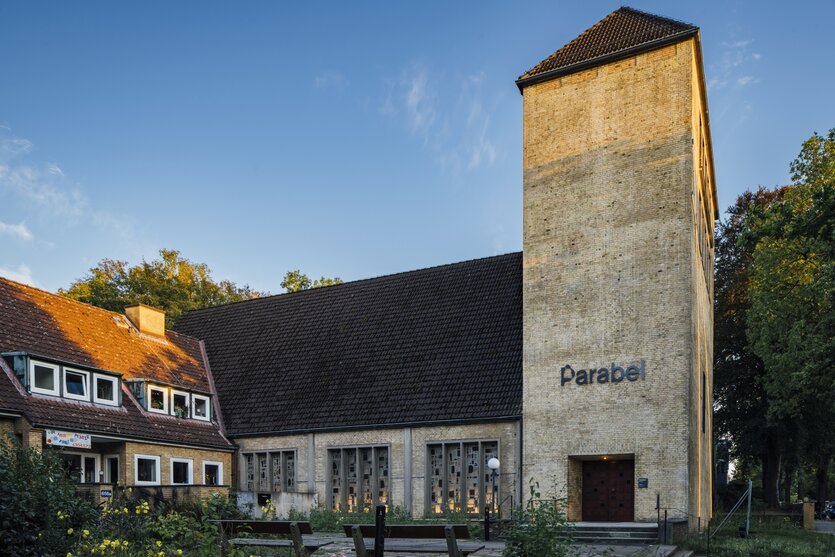 Außenansicht der Kunst-Kirche "Parabel"