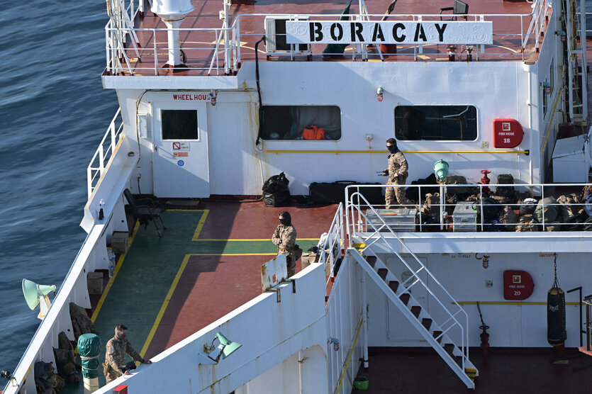 Maskierte Männer auf einem Schiff
