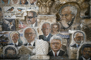 Ein Mosaikporträt des ersten israelischen Premierministers David Ben-Gurion (oben rechts) ist neben Porträts anderer berühmter israelischer und US-amerikanischer Politiker in Yossi Lugasis „Mosaikhaus“ zu sehen