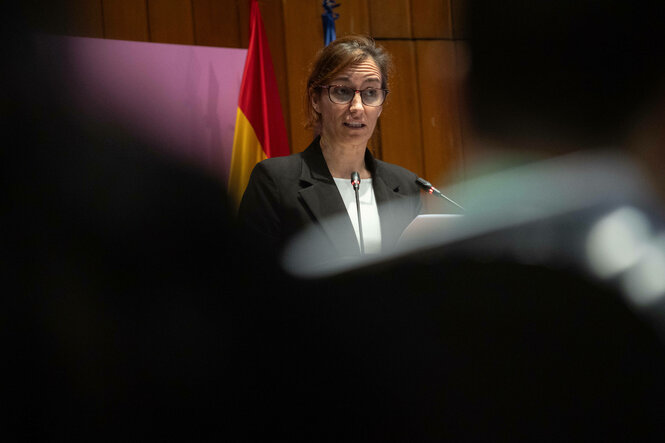 Eine Frau an einem Rednerpult