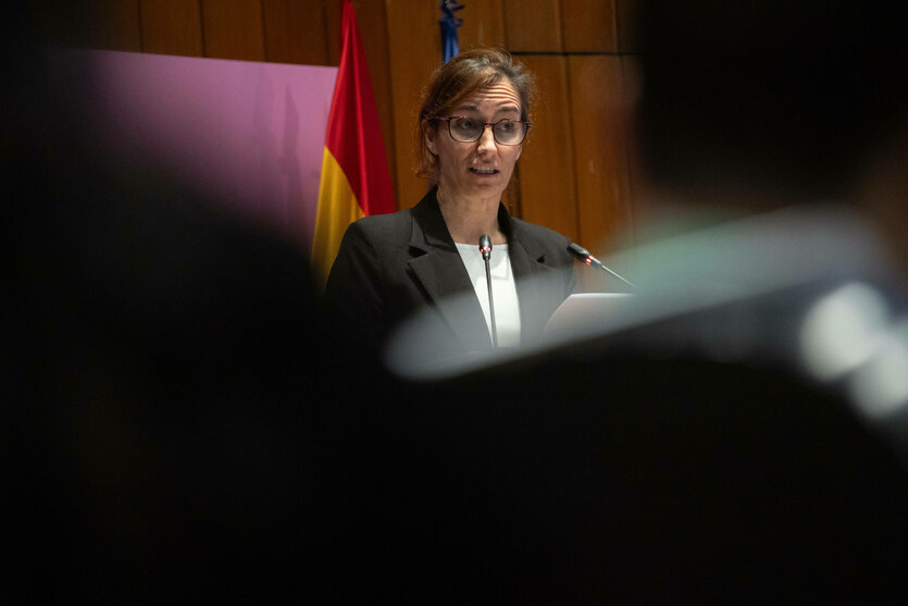 Eine Frau an einem Rednerpult