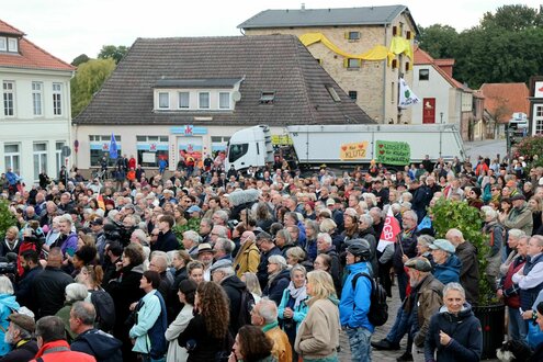 Demonstration auf dem Marktplatz von Klütz.