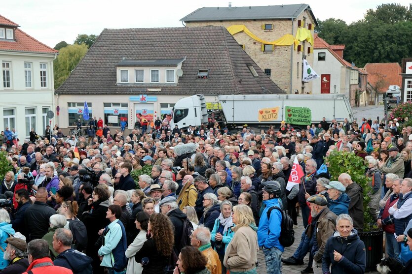 Demonstration auf dem Marktplatz von Klütz.