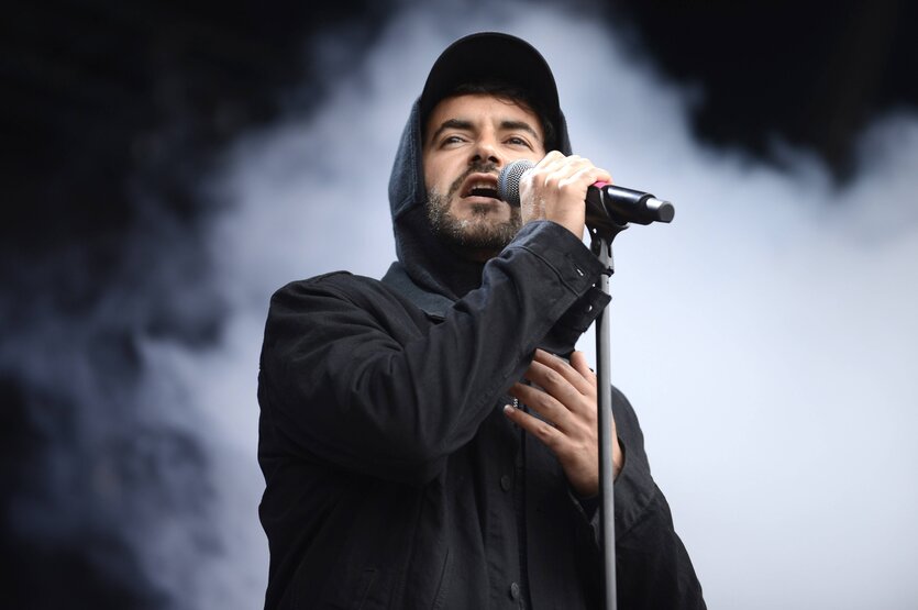 Ein Mann singt in ein Mikrofon