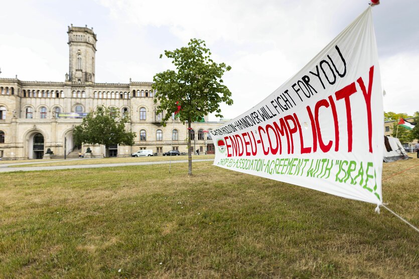 Vor dem Hauptgebäude der Leibniz-Universität in Hannover steht eine Pro-Palästina-Banner mit der Aufschrift "Stop EU Complicity"