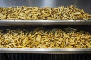 Pommes in einer Frieteuse.