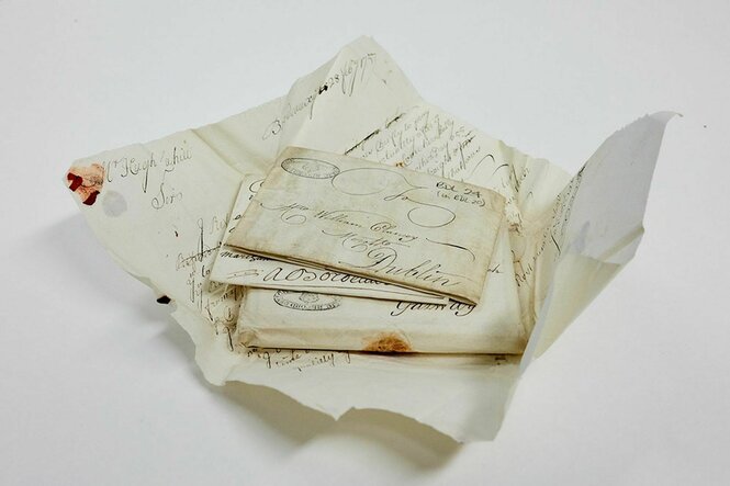 Ein geöffnetes Briefpaket mit Briefen darin