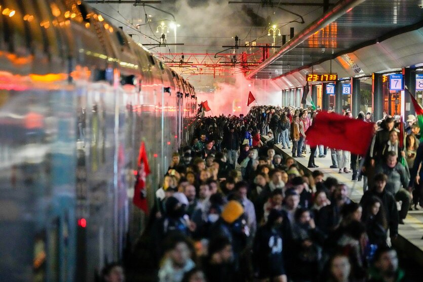 Eine Menschenmenge blockiert die Gleise des Mailänder Bahnhofs Cadorna