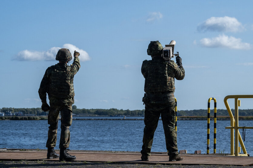 Zwei Soldaten von hinten mit einem Gerät, das Drohnen stören kann
