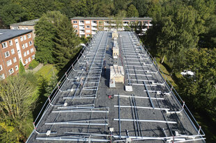 Montage von Solarpaneelen auf einem Merhfamilienhaus