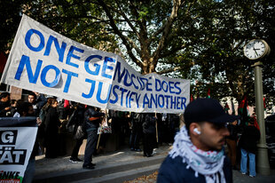 Demonstranten mit Transparent, auf dem steht: "One Genocide does not justify another"
