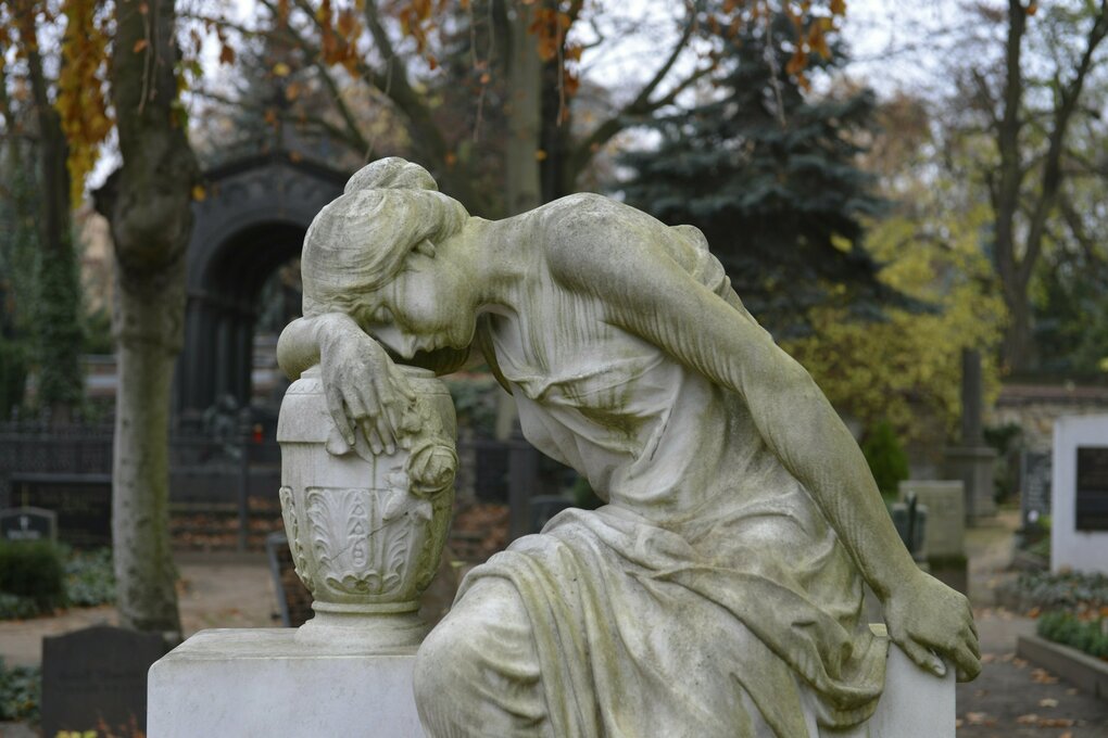 Eine Figur aus Marmor auf einem Friedhof
