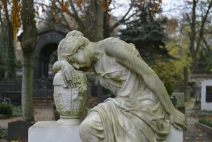 Eine Figur aus Marmor auf einem Friedhof