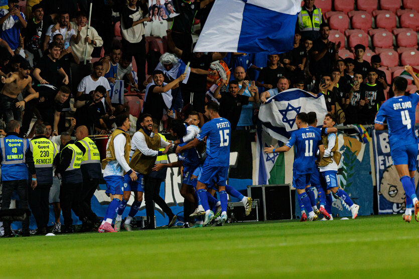 Israelische Nationalspieler bejubeln ein Tor