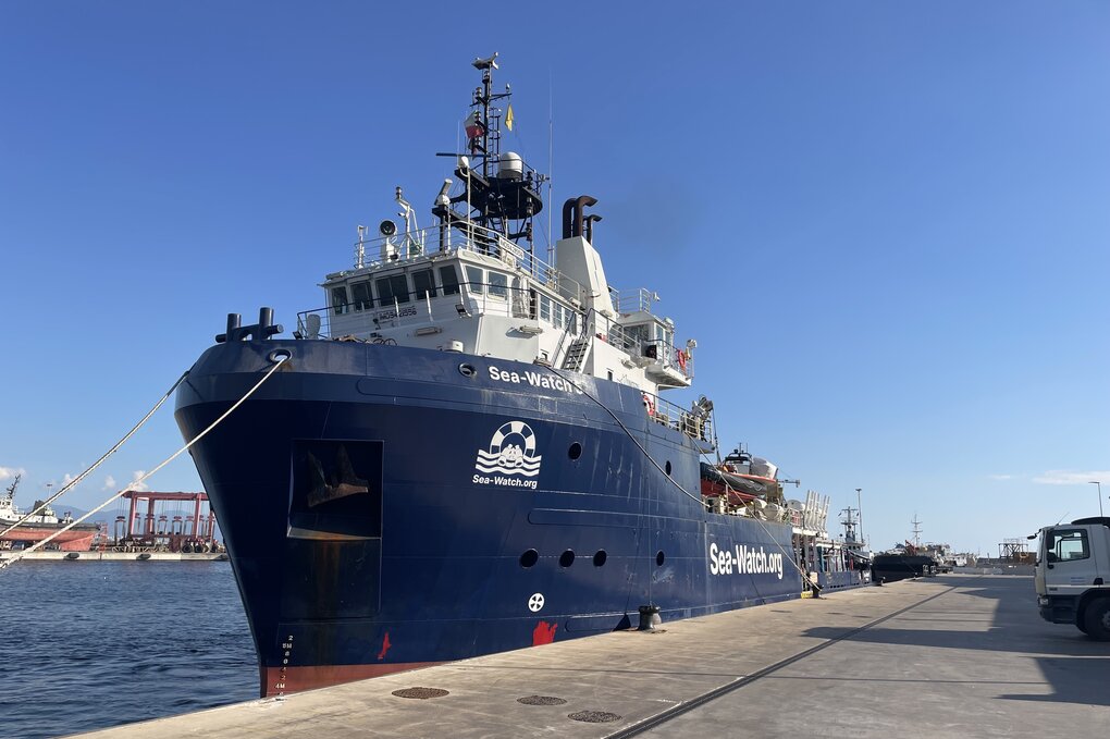 ein Schiff in einem Hafen