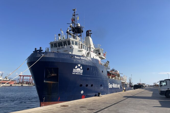 ein Schiff in einem Hafen