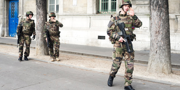 Französische Soldaten pa­t­rouil­lie­ren vor der Notre Dame