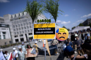 Schild auf Demo: 