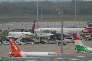 Flugzeuge stehen am Flughafen