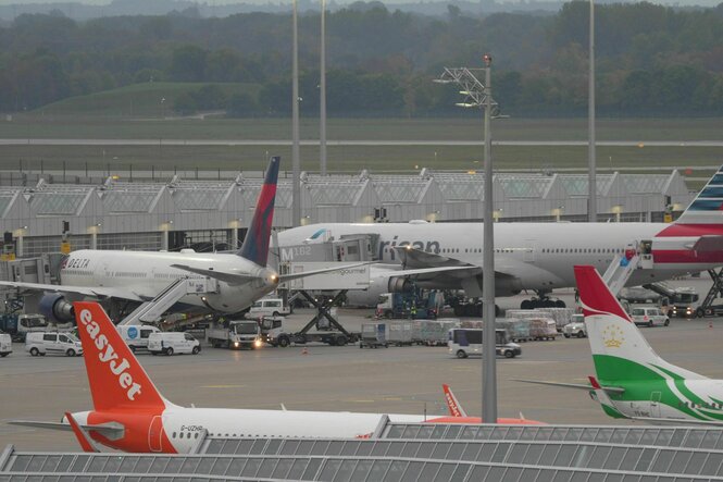 Flugzeuge stehen am Flughafen