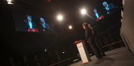 Malu Dreyer und Roger Lewentz stehen auf der Bühne, im Hintergrund zeigen Monitore sie in Großaufnahme