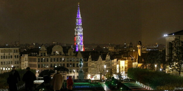 Das Brüsseler Rathaus ist in den Farben der französischen Fallge angeleuchtet.