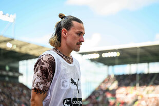 Jackson Irvine beim Aufwärmen vor einem Spiel