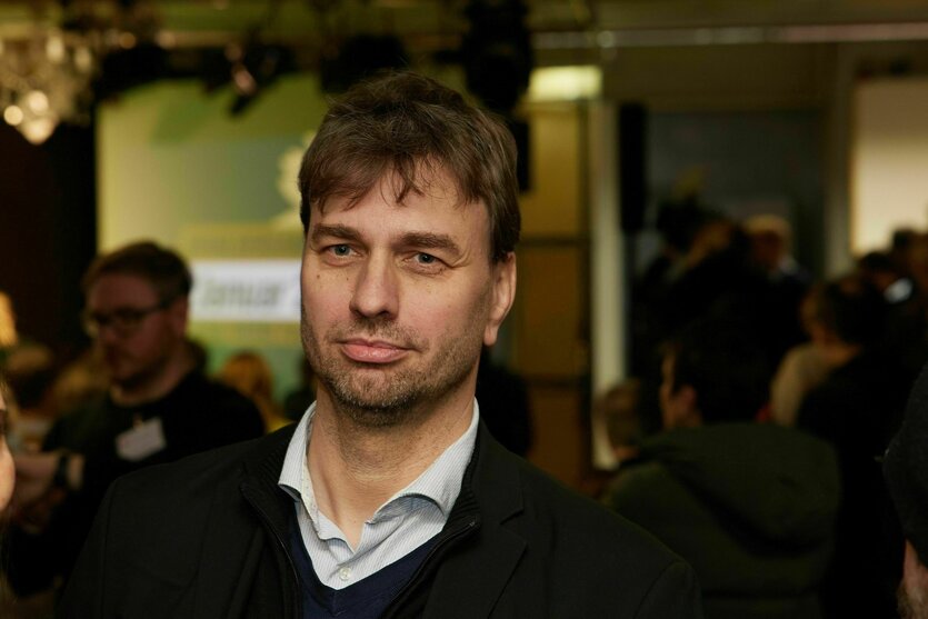 Stefan Gelbhaar vor Beginn der Grünen-Mitgliederversammlung in Pankow am 8. Januar 2025, bei dererseine Nominierung als Bundestagswahlkandidat verliert