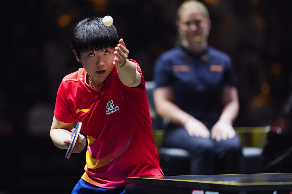 Eine chinesische Tischtennisspielerin beim Aufschlag